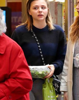 Chloe grace moretz in tights grabs her salad