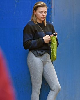 Chloe grace moretz in tights grabs her salad in nyc
