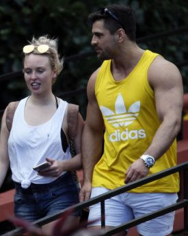 Jorgie porter with james mitchell at beach of hawaii