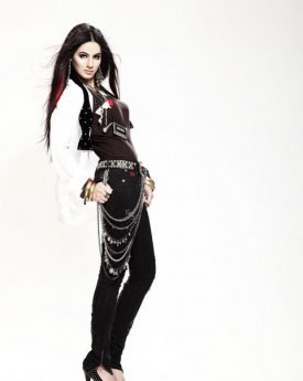 Annie khalid saxy pose