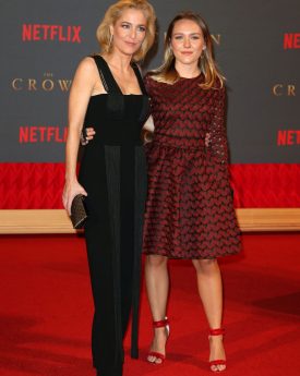 Gillian anderson at the crown season 2 premiere in london