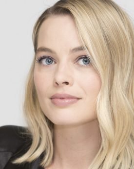 Margot robbie in i, tonya at press conference